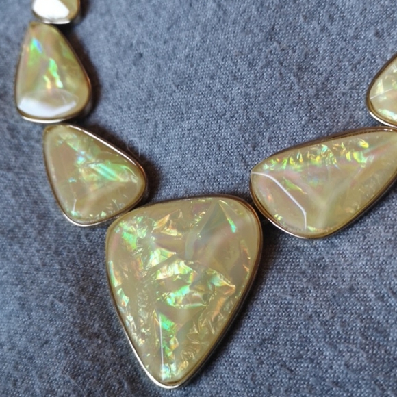 Iridescent statement necklace - Picture 2 of 3